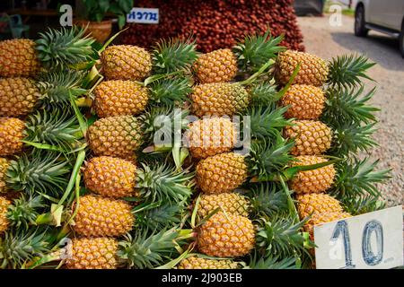 Pile de pileapple mûr à vendre sur le marché Banque D'Images