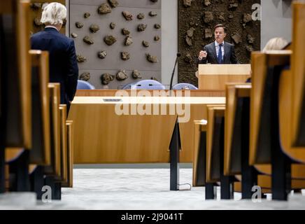 La Haye, pays-Bas. 2022-05-19 13:28:24 LA HAYE - Geert Wilders (PVV) et le Premier ministre Mark Rutte à la Chambre des représentants lors du débat sur les messages textuels du Premier ministre. Le premier ministre a admis qu'il avait effacé des messages de son téléphone ces dernières années. Il dit qu'il l'a fait conformément aux règles, mais l'opposition et les partis de coalition veulent des éclaircissements. ANP SEM VAN DER WAL pays-bas Out - belgique Out crédit: ANP/Alay Live News