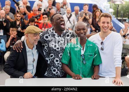 Cannes, France. 19th mai 2022. Jonas Bloquet, Alassane Diong, Omar Sy et Mathieu Vadepied assistent à la séance photo des "tirailleurs" (Père et Soldat) lors du festival annuel de Cannes 75th au Palais des Festivals, le 19 mai 2022 à Cannes, en France. Photo de David Boyer/ABACAPRESS.COM crédit: Abaca Press/Alay Live News Banque D'Images