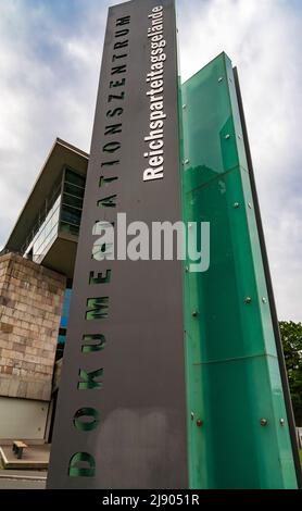 Vue rapprochée du panneau du Centre de documentation en face du musée de Nuremberg, Allemagne. Le panneau d'entrée indique : 'Centre de documentation Nazi... Banque D'Images