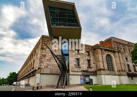 Le Centre de documentation avec son verre et son acier comme flèche perçant l'aile nord des restes inachevés de la salle du Congrès de l'ancien nazi... Banque D'Images