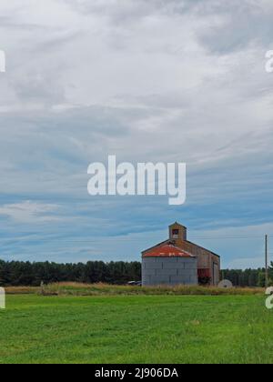 Silos à grains et bâtiments agricoles traditionnels revêtus de métal dans les terres agricoles proches de Montrose lors d'une journée humide en juillet. Banque D'Images