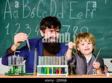 La persévérance paye. Leçon scolaire. Expérience chimique. Symptômes du TDAH à l'école. Programme scolaire. Garçon d'école mignon enfant expérimentant Banque D'Images