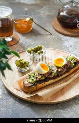 Sandwich maison avec dinde, cornichons et œufs pour le petit déjeuner, espace copie Banque D'Images