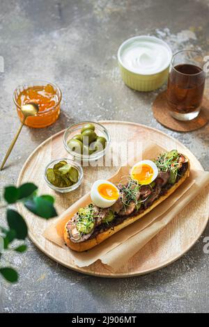 Sandwich maison avec dinde, cornichons et œufs pour le petit déjeuner, espace copie Banque D'Images