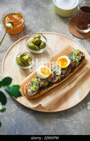 Sandwich maison avec dinde, cornichons et œufs pour le petit déjeuner, espace copie Banque D'Images