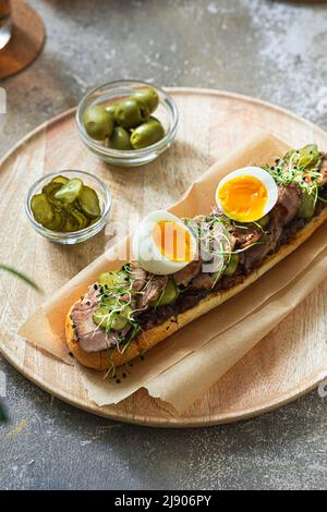 Sandwich maison avec dinde, cornichons et œufs pour le petit déjeuner, espace copie Banque D'Images