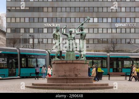 Les touristes qui marchent dans les rues d'Helsinki le jour du printemps Banque D'Images