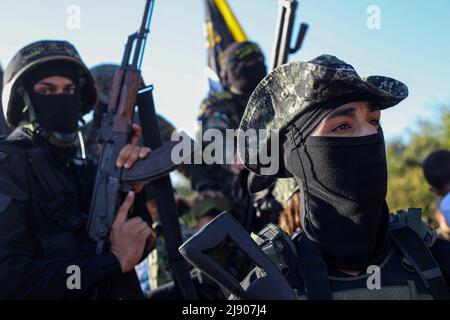 Gaza, Palestine. 18th mai 2022. Des membres de Saraya Al-Quds, l'aile militaire du mouvement du Jihad islamique en Palestine, participent à un rassemblement marquant le premier anniversaire du conflit de mai 2021 entre Israël et Gaza, à Beit Hanun, dans le nord de la bande de Gaza. (Photo par Ahmed Zakot/SOPA Images/Sipa USA) crédit: SIPA USA/Alay Live News Banque D'Images