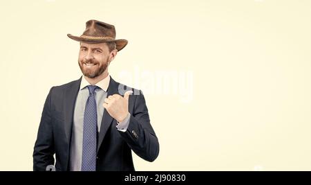 Regardez ceci. Publicité de l'homme de point de doigt de côté. Expert en publicité dans chapeau de cow-boy Banque D'Images