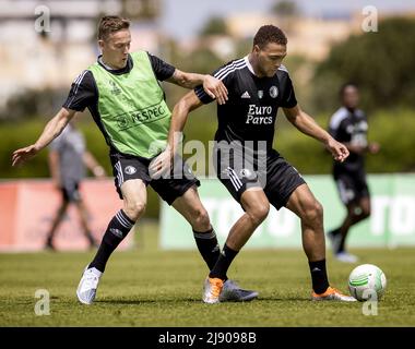 Lagos, Portugal. 2022-05-19 13:06:32 LAGOS - Jens Toornstra et Cyriel Dessers pendant un camp d'entraînement Feyenoord à Lagos. L'équipe de Rotterdam prépare au Portugal la finale de la Ligue de la Conférence de l'UEFA contre LES ROMS à Tirana. KOEN VAN WEEL netherlands Out - belgium Out Credit: ANP/Alay Live News Banque D'Images