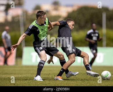 LAGOS - Jens Toornstra et Cyriel Dessers pendant un camp d'entraînement Feyenoord à Lagos. L'équipe de Rotterdam prépare au Portugal la finale de la Ligue de la Conférence de l'UEFA contre LES ROMS à Tirana. KOEN VAN WEEL Banque D'Images