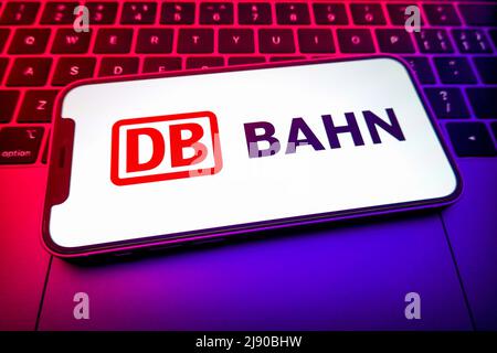 Chine. 19th mai 2022. Dans cette illustration, un logo Deutsche Bahn s'affiche sur l'écran d'un smartphone. Crédit : SOPA Images Limited/Alamy Live News Banque D'Images