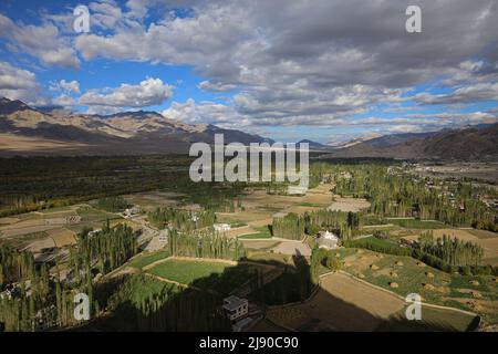 (NOTE DE LA RÉDACTION: Image prise avec drone) une vue aérienne du district de Leh du Ladakh depuis le monastère de Thikse. Le monastère de Thikse est situé au sommet d'une colline à Thikse, à environ 19 kilomètres à l'est de Leh. Banque D'Images