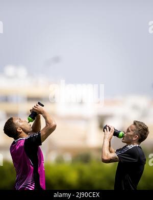 Lagos, Portugal. 2022-05-19 12:37:23 LAGOS - Cyriel Dessers et Jens Toornstra pendant un camp d'entraînement de Feyenoord à Lagos. L'équipe de Rotterdam prépare au Portugal la finale de la Ligue de la Conférence de l'UEFA contre LES ROMS à Tirana. KOEN VAN WEEL pays-bas sortie - belgique sortie Banque D'Images