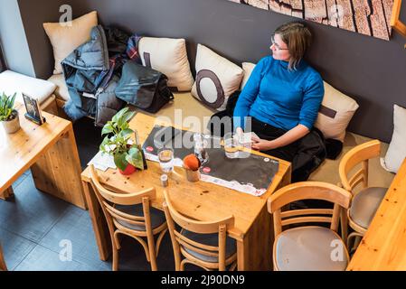 Vieille ville d'Athènes, Attique - Grèce - 12 28 2019 vue d'en haut d'une taverne traditionnelle en bois Exarcheia Banque D'Images