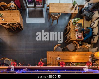 Vieille ville d'Athènes, Attique - Grèce - 12 28 2019 vue d'en haut d'une taverne traditionnelle en bois Exarcheia Banque D'Images