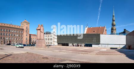 Monument aux éleveurs lettons et spire de l'église Saint-Pierre dans le centre de Riga Banque D'Images