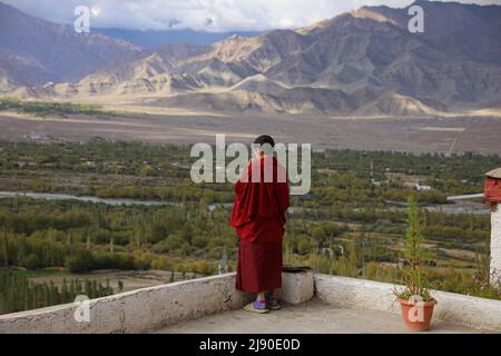 Ladakh, Inde. 21st septembre 2021. Un jeune moine regarde le quartier de Leh du Ladakh depuis le monastère de Thikse. Le monastère de Thikse est situé au sommet d'une colline à Thikse, à environ 19 kilomètres à l'est de Leh. (Image de crédit : © Ayush Chopra/SOPA Images via ZUMA Press Wire) Banque D'Images