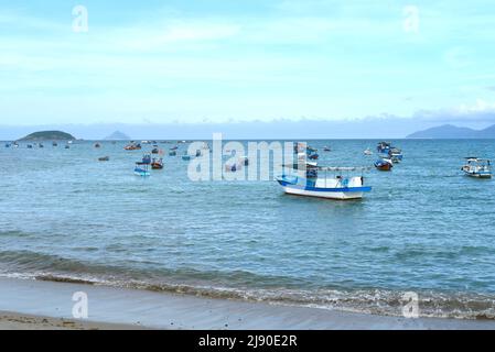 Beaucoup de bateaux de pêche dans la mer de Chine du Sud de Nha Trang Vietnam Banque D'Images