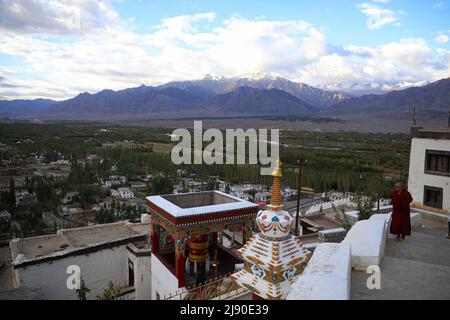 Ladakh, Inde. 21st septembre 2021. Un moine regarde le quartier Leh du Ladakh, du monastère de Thikse. Le monastère de Thikse est situé au sommet d'une colline à Thikse, à environ 19 kilomètres à l'est de Leh. (Image de crédit : © Ayush Chopra/SOPA Images via ZUMA Press Wire) Banque D'Images