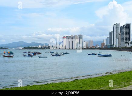 Beaucoup de bateaux de pêche dans la mer de Chine du Sud de Nha Trang Vietnam Banque D'Images