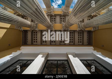 Vieille ville d'Athènes, Attica, Grèce - 12 28 2019 vue ultra grand angle sur le plafond décoré et les piliers monumentaux de la salle Zappeion Banque D'Images