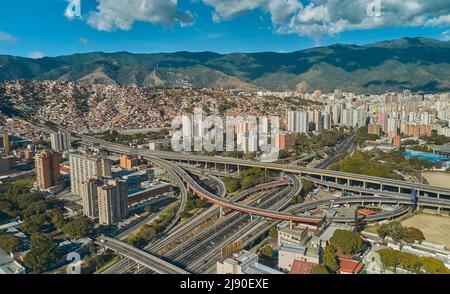 CARACAS, VENEZUELA - MAI 2022 - vue panoramique aérienne du distributeur la Arana, vue panoramique de l'autoroute Francisco Fajardo à Caracas, Venezuela Banque D'Images