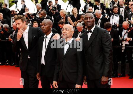 CANNES - MAI 18: Mathieu Vadepied, Alassane Diong, Jonas Bloquet et Omar Sy arrivent à la première de ' TOP GUN : MAVERICK ' lors de l'édition 75th du Festival de Cannes le 18 mai 2022 au Palais des Festivals de Cannes, France. (Photo de Lyvans Boolaky/ÙPtertainment/Sipa USA) Banque D'Images