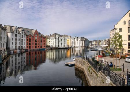 Ålesund est une ville portuaire située sur la côte ouest de la Norvège, à l'entrée du Geirangerfjord. Il est connu pour l'art nouveau style architectural i Banque D'Images