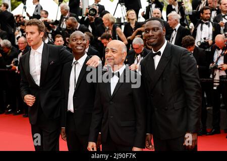 CANNES - MAI 18: Mathieu Vadepied, Alassane Diong, Jonas Bloquet et Omar Sy arrivent à la première de ' TOP GUN : MAVERICK ' lors de l'édition 75th du Festival de Cannes le 18 mai 2022 au Palais des Festivals de Cannes, France. (Photo de Lyvans Boolaky/ÙPtertainment/Sipa USA) Banque D'Images