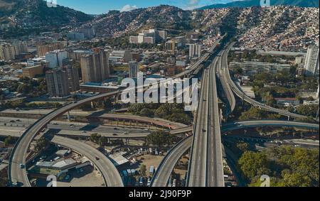 CARACAS, VENEZUELA - MAI 2022 - vue panoramique aérienne du distributeur la Arana, vue panoramique de l'autoroute Francisco Fajardo à Caracas, Venezuela Banque D'Images