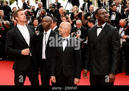 CANNES - MAI 18: Mathieu Vadepied, Alassane Diong, Jonas Bloquet et Omar Sy arrivent à la première de ' TOP GUN : MAVERICK ' lors de l'édition 75th du Festival de Cannes le 18 mai 2022 au Palais des Festivals de Cannes, France. (Photo de Lyvans Boolaky/ÙPtertainment/Sipa USA) Banque D'Images