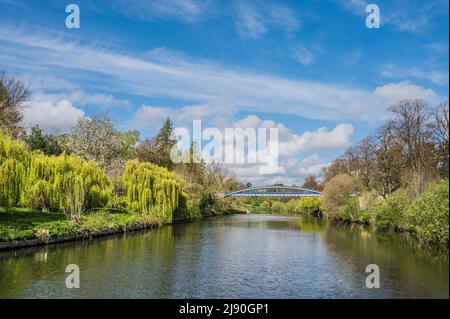 Paysages colorés avec le pont à péage de Kingsland sur la Loop of the River Seven à Shrewsbury Banque D'Images