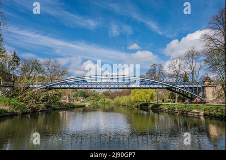 Paysages colorés avec le pont à péage de Kingsland sur la Loop of the River Seven à Shrewsbury Banque D'Images