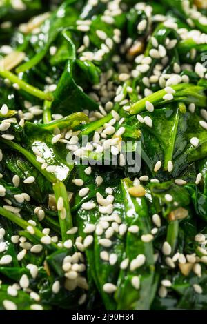 Salade d'épinards asiatiques au sésame maison avec sauce soja Banque D'Images