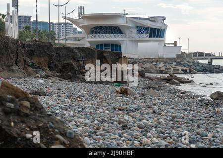 Détruit le remblai après la tempête. L'effondrement du sol. Batumi, Géorgie Banque D'Images