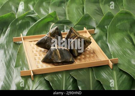 Boulettes chinoises de riz, Zongzi Bacang habituellement prises pendant l'occasion du Festival Duanwu. Riz enveloppé de feuilles de bambou Banque D'Images