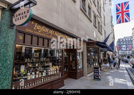 Jermyn Street, qui abrite les plus beaux tailleurs, créateurs de chemises et fournisseurs de produits en cuir de Londres, dans la région de St James à Westminster, Londres, Royaume-Uni Banque D'Images