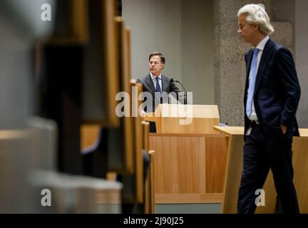 2022-05-19 16:04:57 LA HAYE - Geert Wilders (PVV) et le Premier ministre Mark Rutte à la Chambre des représentants lors du débat sur les messages textuels du Premier ministre. Le premier ministre a admis qu'il avait effacé des messages de son téléphone ces dernières années. Il dit qu'il l'a fait conformément aux règles, mais les partis d'opposition et de coalition veulent des éclaircissements. ANP SEM VAN DER WAL pays-bas sortie - belgique sortie Banque D'Images