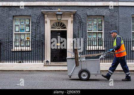 Londres - 19/05/2022.UK Un balai de rue est vu travailler à l'extérieur de la rue numéro 10 Downing Street, Londres. La pression s'exerce sur Rishi Sunak comme le coût de l Banque D'Images