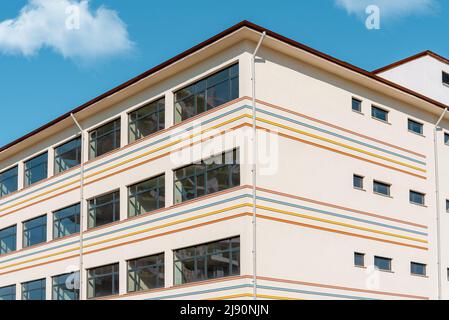 Partie du bâtiment non fini du lycée. Vue latérale. Banque D'Images