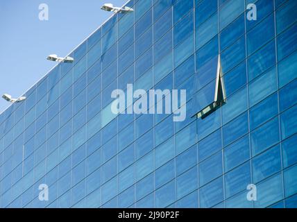 Façade en verre d'un immeuble de bureaux. Une seule fenêtre est ouverte Banque D'Images