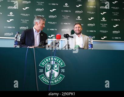 Easter Road Stadium, Edinburgh.Scotland UK.19th Mai 22 Conférence de presse Hibernian pour le nouveau Manager Lee Johnson pic shows le président exécutif Ronald J Gordon accueille Lee Johnson au stade de Easter Road, Edinburgh.Scotland UK.1st Fév 22 rencontre Hibernian vs Heart of Midlothian Cinch Premiership. Crédit : eric mccowat/Alay Live News Banque D'Images