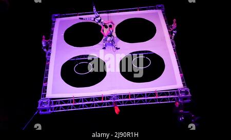 17 mai 2022, Izmir, Turquie, Turquie: Dans le cadre du 40 ème Festival international de théâtre d'Izmir, la célèbre équipe italienne de spectacle 'Eventi Verticali' a joué ' Quadro' au sommet de la place Gundogdu. Les quatre danseurs ont combiné des éléments de théâtre, de cirque, d'acrobaties, de danse et de musique. Les artistes ont joué dans des sauts acrobatiques, se déplaçant sur et autour de la scène blanche suspendue qui pendu sur une grue. La plate-forme blanche a lentement changé de position le long du chemin en vertical dans la nuit sombre et a composé le sens du mouvement espace extérieur pour le public. (Credit image: © Idil Toffolo/Pacific Pr Banque D'Images