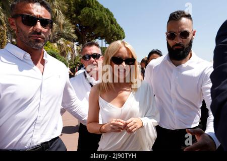 Kylie Minogue arrive à l’événement Magnum “Classics CAN be Remixed” à Cannes, France. Date de la photo: Jeudi 19 mai 2022. Banque D'Images