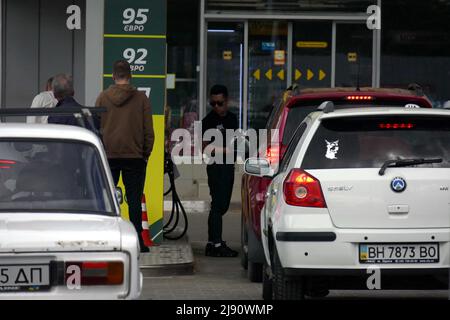 ODESA, UKRAINE - 19 MAI 2022 - les chauffeurs sont à proximité d'un distributeur de carburant dans une station-service d'Odesa, dans le sud de l'Ukraine. Cette photo ne peut pas être distribuée dans Banque D'Images