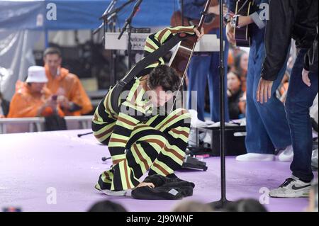 New York, États-Unis. 19th mai 2022. Harry Styles balaye la scène en raison de la pluie avant de jouer sur NBC's « Today » à Rockefeller Plaza à New York, NY, le 19 mai 2022. (Photo par Anthony Behar/Sipa USA) crédit: SIPA USA/Alay Live News Banque D'Images