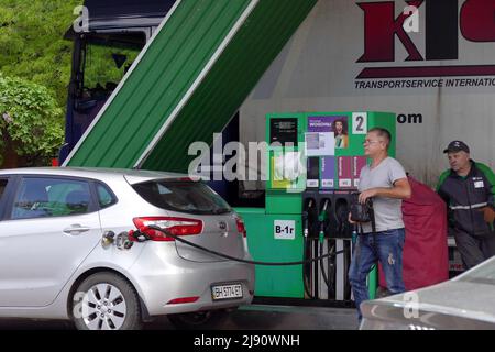 ODESA, UKRAINE - 19 MAI 2022 - Un chauffeur ravitaille sa voiture dans une station-service d'Odesa, dans le sud de l'Ukraine. Cette photo ne peut pas être distribuée dans le Russi Banque D'Images