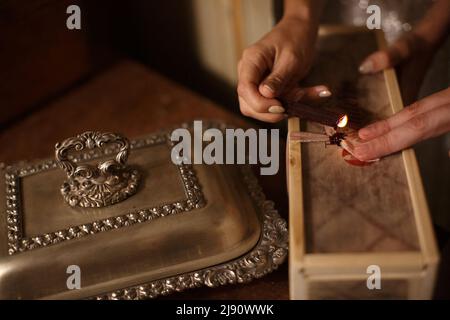 La mariée et le marié mettent un sceau de cire sur le cadeau Banque D'Images